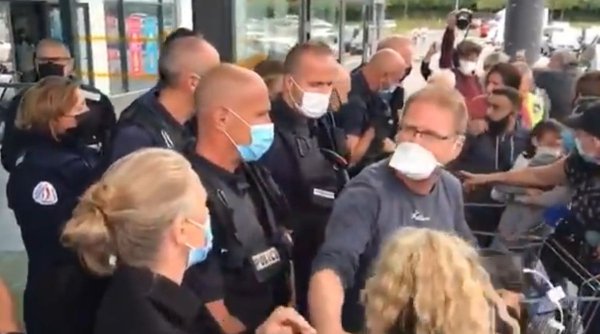 Francezii nevaccinați, protest în fața magazinelor care nu permit intrarea celor fără certificat verde. „Ne este foame, lasă-ne să intrăm”