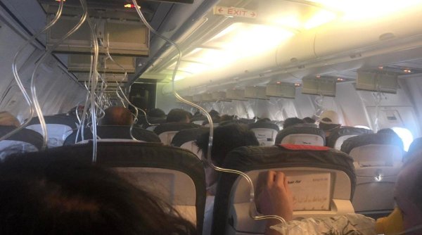 Un avion s-a depresurizat înainte să aterizeze la Bucureşti, au fost momente de panică pentru pasageri