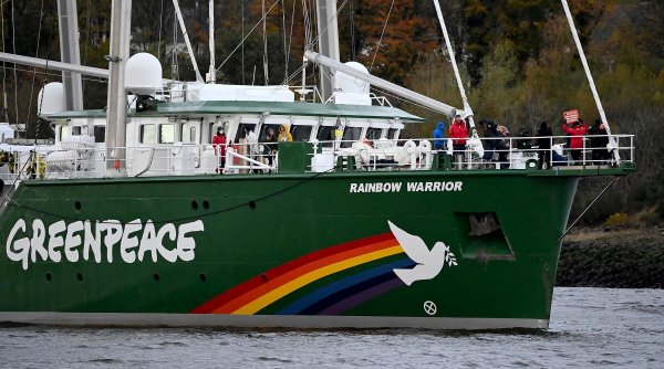 COP26, acompaniat de proteste. Celebrul vas Rainbow Warrior al ecologiștilor Greenpeace aruncă ancora la summit
