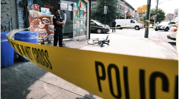 O fată de 14 ani, împușcată accidental și mortal de polițiști în timp ce era în cabina de probă a unui magazin, în SUA