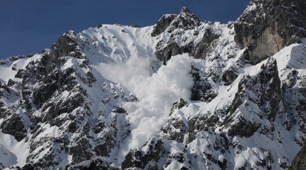 Alertă pentru turiștii aflați în Munții Bucegi, risc însemnat de avalanșă