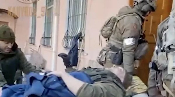 Un comandat rus a fost călcat cu tancul de un soldat revoltat | Cecenii au publicat un video cu victima