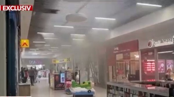 Incendiu într-un supermarket din Capitală. Un senator a fost evacuat