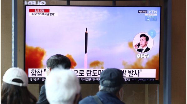 Coreea de Nord a lansat 3 rachete balistice după ce a raportat focarul de COVID