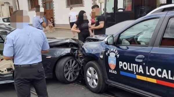 Doi polițiști au ajuns la spital, după ce un șofer belgian a lovit o mașină a Poliţiei Locale Arad
