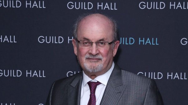 Scriitorul Salman Rushdie, autorul 