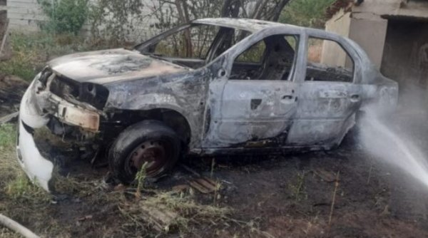 Maşină făcută scrum, după ce mai mulţi copii s-au jucat cu focul într-o localitate din Piteşti