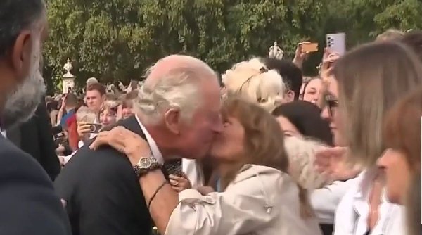 CNN: Jenny, femeia care l-a sărutat pe obraz pe Regele Charles al III-lea în fața Palatului Buckingham, își explică gestul