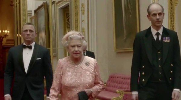 Elisabeta a II-a a Marii Britanii, o regină cu simțul umorului | A jucat și într-unul din filmele cu James Bond
