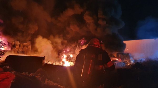 Incendiu de proporții în Pantelimon, pericol de propagare | Intervin 18 autospeciale