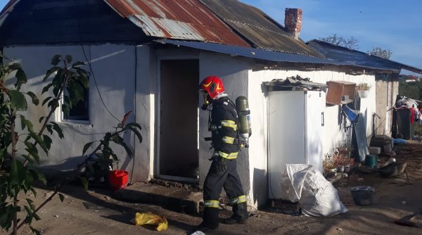 Două persoane au murit după o explozie urmată de incendiu la o casă din Argeş
