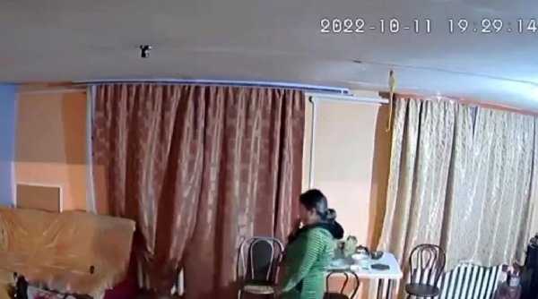 O cameră video furată din Ucraina transmite live din casa în care a instalat-o hoțul, în Rusia | Hoțul, surprins în pielea goală