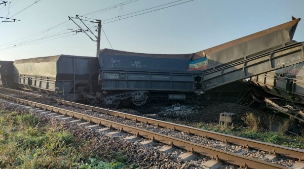 Un tren de marfă plin cu cărbune a deraiat la ieșire din Răcari. Circulația feroviară, complet blocată pe ruta Filiași - Coțofeni