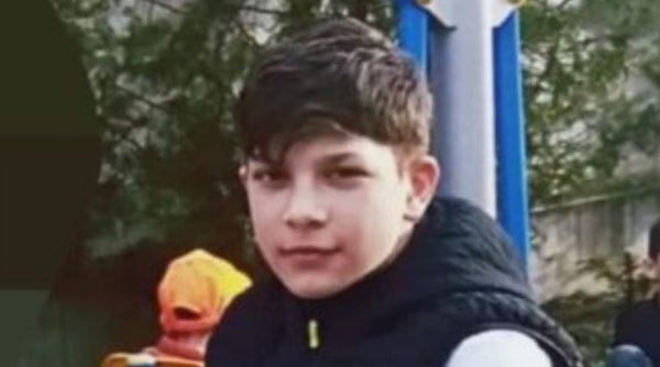 Marius are 13 ani şi a dispărut după ce a plecat la școală, în Botoşani. Dacă îl vedeţi, sunaţi la 112!