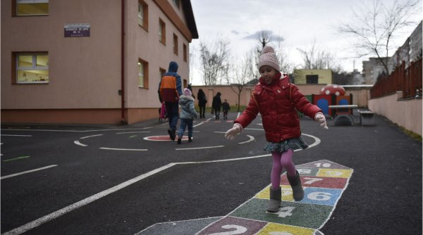 Peste 42% din școlile și grădinițele din România se încălzesc cu lemne. Care sunt judeţele ce conduc în clasament