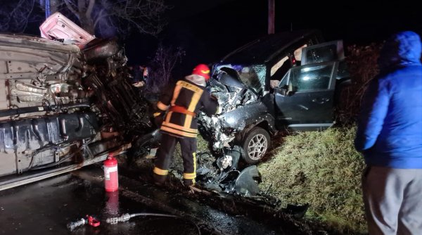 Accident cumplit pe DN 13A, în Mureș. Două maşini s-au făcut praf după un impact devastator