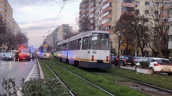 O fată de 12 ani a ajuns la spital, după ce a fost lovită de tramvai în Bucureşti