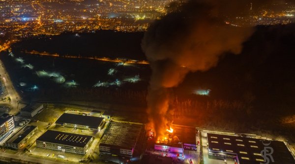 Incendiu de proporții într-o hală din Parcul Tetarom, din Cluj-Napoca
