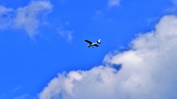 O tânără pilot de 22 de ani a aterizat, în mod miraculos, un avion, la peste 2000 de metri altitudine, salvând toți pasagerii