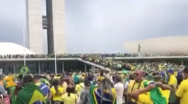 Haos în Brazilia! Susținătorii fostului președinte brazilian Jair Bolsonaro au luat cu asalt Congresul