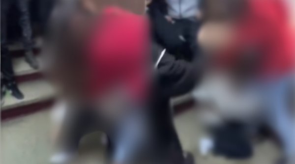Bătaie cruntă între două eleve, pe holurile unei școli din Bacău | Totul a început din cauza unui băiat