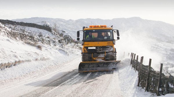 Iarna s-a instalat în România. Mai multe drumuri naţionale şi porturi sunt închise din cauza ninsorii, zeci de maşini distruse