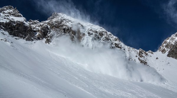 Risc mare avalanșă în Munții Bucegi, până marți seara
