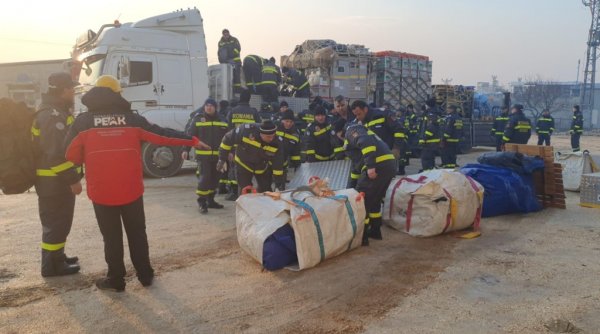 Prima misiune a echipei de căutare-salvare RO-USAR în Turcia | Se încearcă recuperarea unei familii de sub dărâmăturile unui bloc 