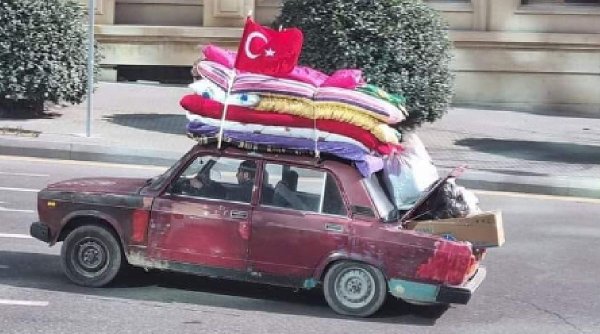 Un bărbat din Azerbaidjan şi-a încărcat maşina cu haine, saltele şi pături şi a plecat în Turcia: 