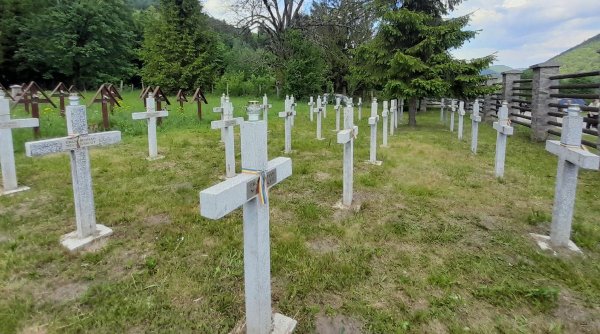 Crucile eroilor români din cimitirul de la Valea Uzului vor fi demolate, după o decizie a Curţii de Apel Bacău