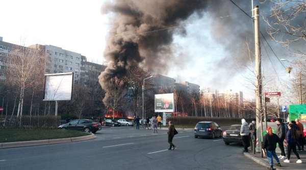 Incendiu în Bucureşti, după ce un loc de joacă de pe bulevardul Nicolae Grigorescu a fost cuprins de flăcări