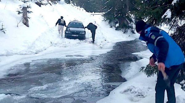 Trei tineri din Arad au rămas blocaţi cu un BMW pe un râu îngheţat, la Arieşeni