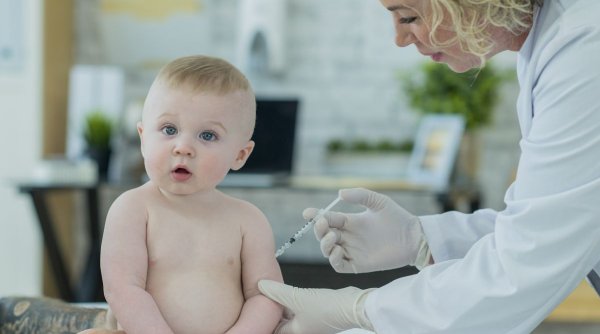 Vaccinul ROR pentru copii lipsește de luni de zile din cabinetele medicilor. Serul nu se găseşte nici în farmacii