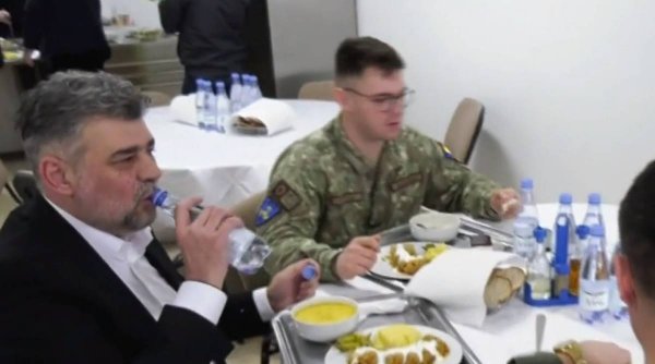 Marcel Ciolacu şi ministrul Apărării au mâncat sarmale şi ciorbă de burtă cu militarii, la un an de război în Ucraina