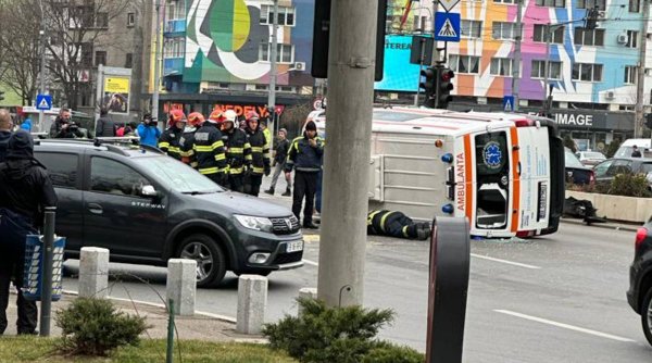 O ambulanță în care se afla victima unui accident rutier s-a răsturnat după ce a fost izbită de o mașină, lângă Pasajul Unirii din București