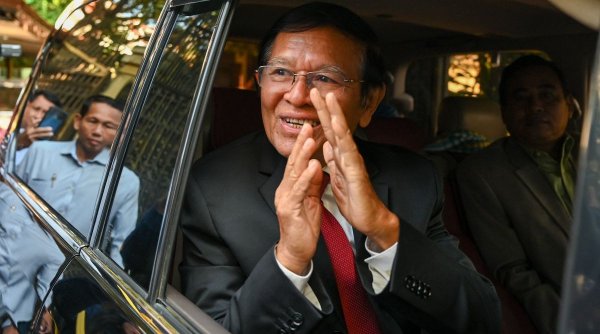 Un politician din Cambodgia a fost condamnat să nu mai iasă din casă pentru următorii 27 de ani