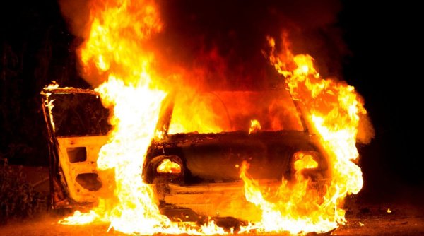 Un tânăr din Pipirig a furat benzină de la un vecin şi apoi a dat foc maşinii tatălui său