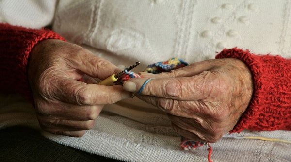O bătrână a rămas fără pensie, telefon și curent electric după ce banca a declarat-o moartă din greșeală. 