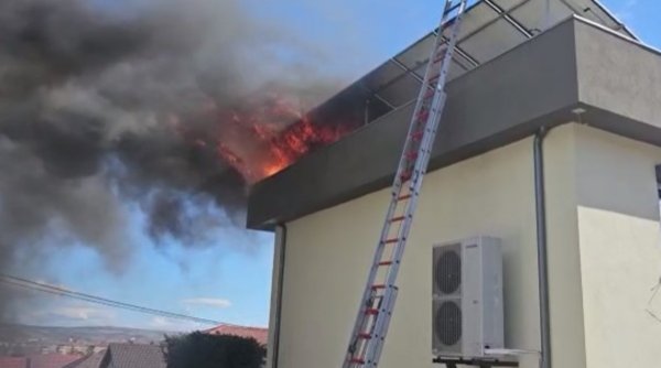 Incendiu la panourile fotovoltaice montate pe acoperişul unei case din Alba