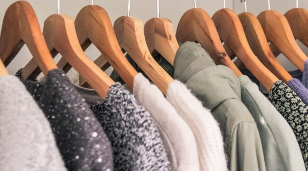 Cum să-ți creezi garderoba perfectă cu ajutorul magazinelor online de haine