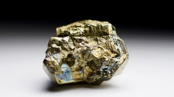 Un bărbat cu un detector de metale a găsit o bucată de aur care cântăreşte 2,6 kilograme. Cât valorează metalul preţios