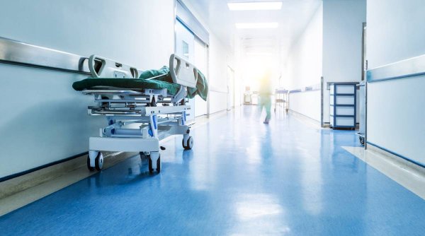 Spitalul Municipial Orşova stă cu aparatură de sute de mii de euro în cutii pentru că nu primeşte avize