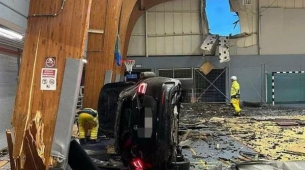 Un fotbalist a zburat cu maşina într-o sală de sport, după ce a sărit cu 200 de km/h peste un sens giratoriu, în Belgia