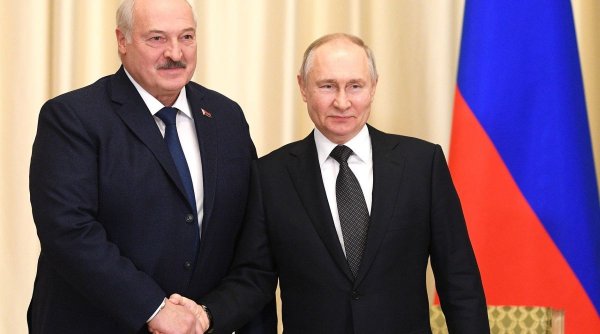 Lukaşenko ameninţă să folosească armele nucleare pe care i le trimite Putin dacă e invadat din Polonia