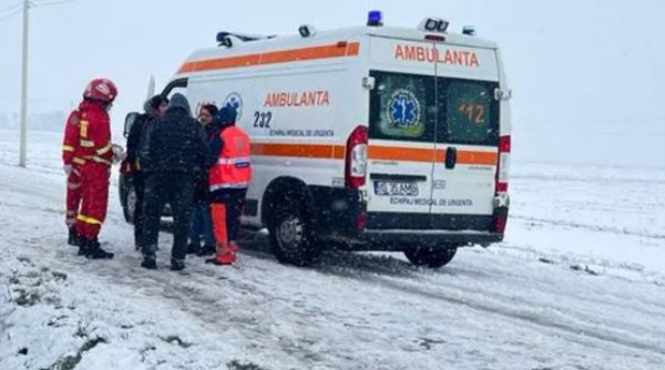 Vremea face ravagii pe drumurile din România. Un pensionar a fost transportat cu un tractor până la ambulanță în Neamţ