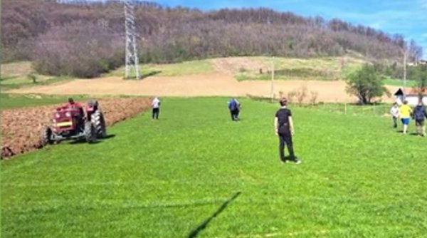 Scandal în Gorj, după ce un politician a arat un teren de fotbal, în timp ce copiii se jucau | Reacţia unui medic 