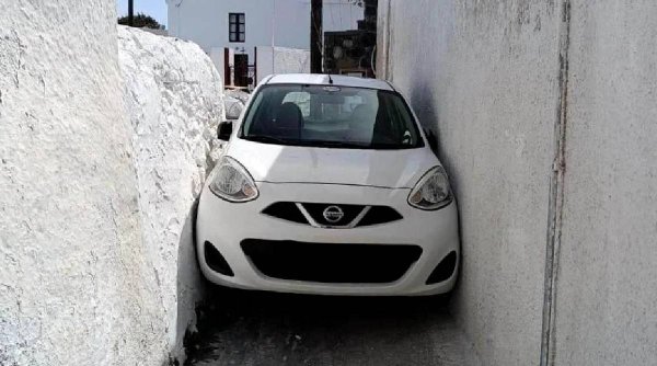 Pățania unui turist aflat în vacanță în Santorini. Cum a reușit să rămână blocat cu mașina între ziduri
