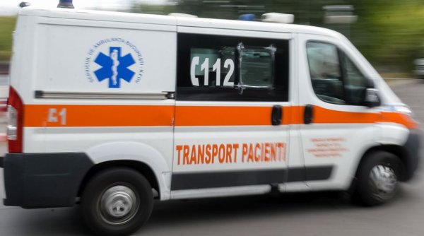 Angajat al ambasadei Franţei, dus la spital după ce a fost lovit de o bucată de tencuială, pe o stradă din Bucureşti