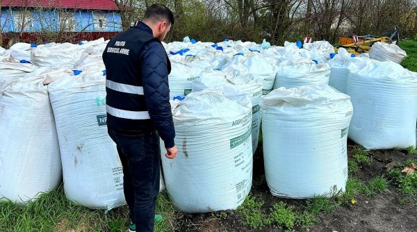 Zeci de tone de îngrășământ depozitat ilegal, lângă o școală din Botoșani