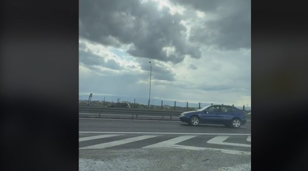 Un șofer a fost filmat când întoarce mașina pe autostradă și pornește pe contrasens, în Sibiu | Polițiștii au văzut imaginile pe internet